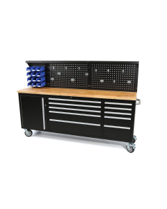 Stor arbeidsbenk med skuffer og tavle